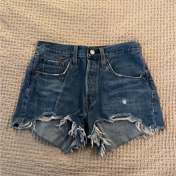 Levi’s 501 Shorts - Picture 1 of 4